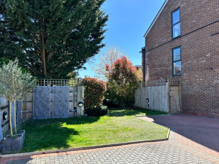 Large Modern Town House in Barnet image 25