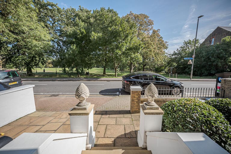 Stunning Four Storey Wandsworth House image 2