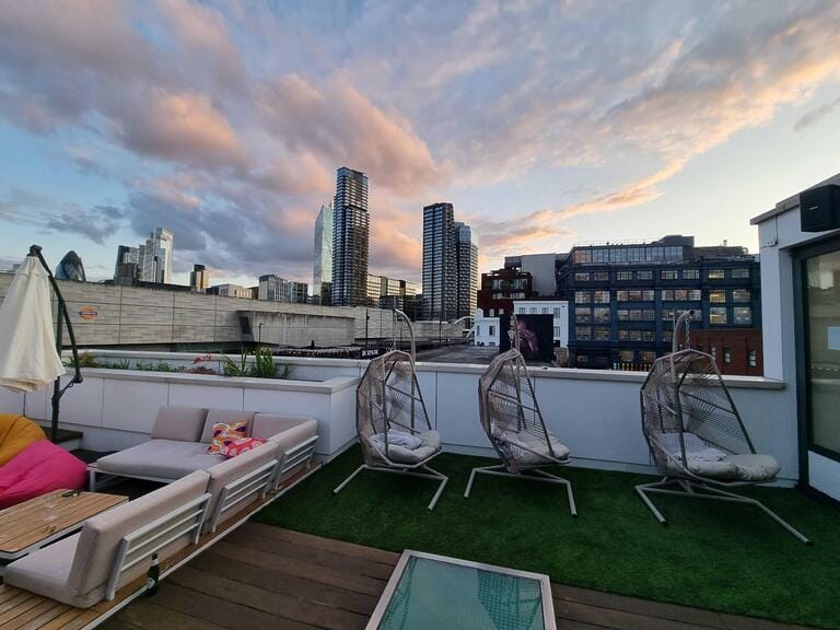 Gaming Centre with Rooftop Terrace image 9