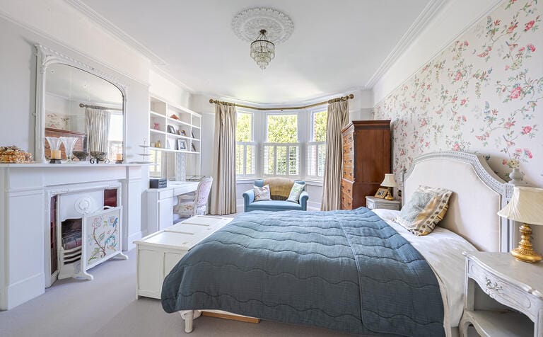 Bright and Spacious Victorian Putney Home image 18