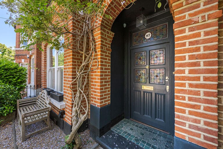 Bright and Spacious Victorian Putney Home image 3