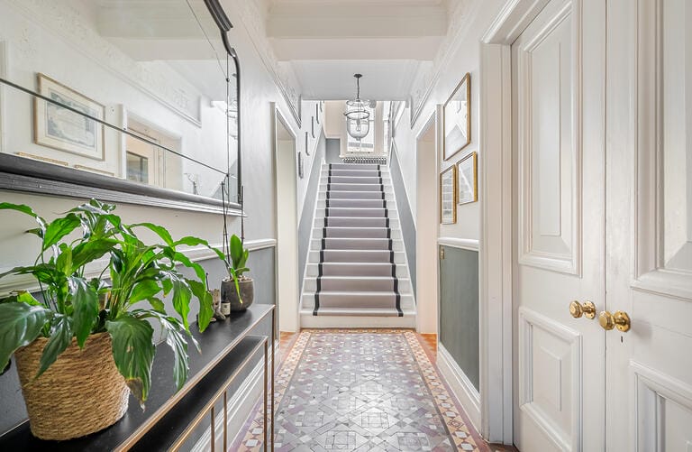 Bright and Spacious Victorian Putney Home image 4