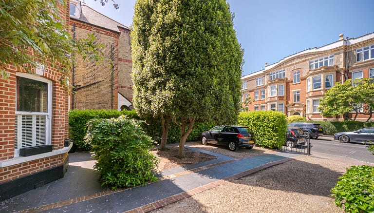 Bright and Spacious Victorian Putney Home image 2