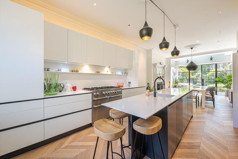 Bright and Spacious Victorian Putney Home image 6