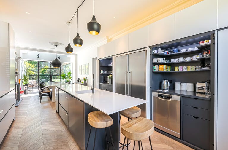 Bright and Spacious Victorian Putney Home image 7