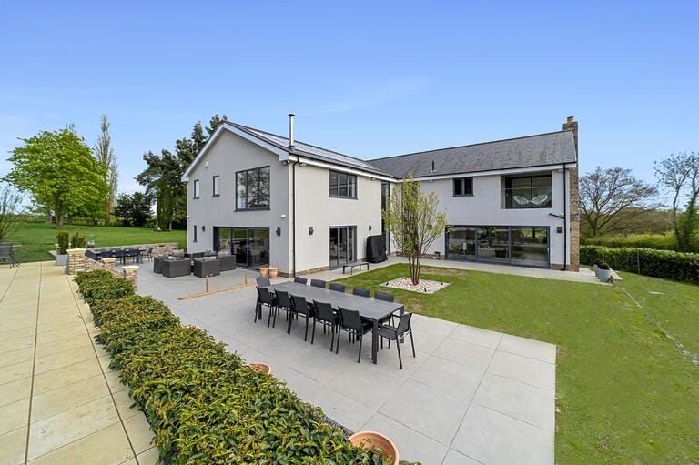 Modern Spacious Family House image 39