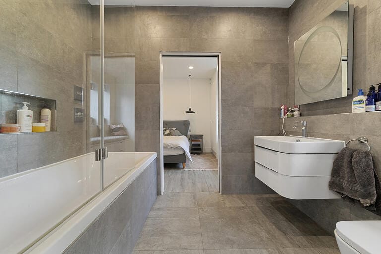 Modern Spacious Family House image 28