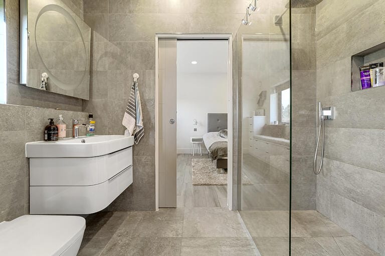 Modern Spacious Family House image 27