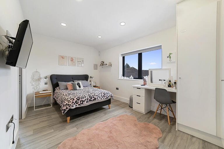Modern Spacious Family House image 30