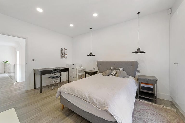 Modern Spacious Family House image 33