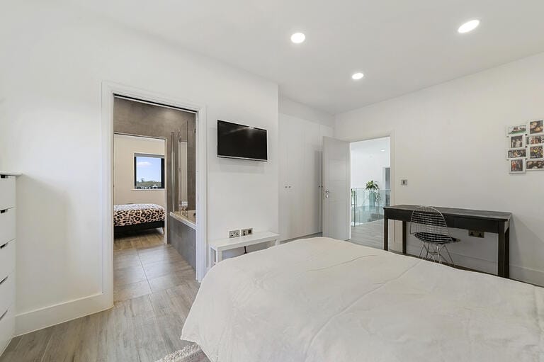 Modern Spacious Family House image 31