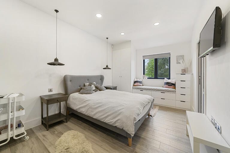 Modern Spacious Family House image 32