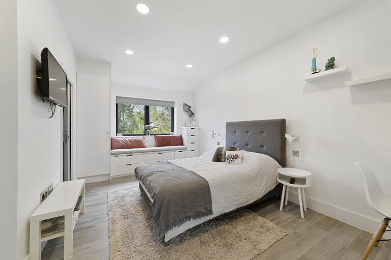 Modern Spacious Family House image 35