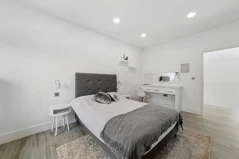 Modern Spacious Family House image 34