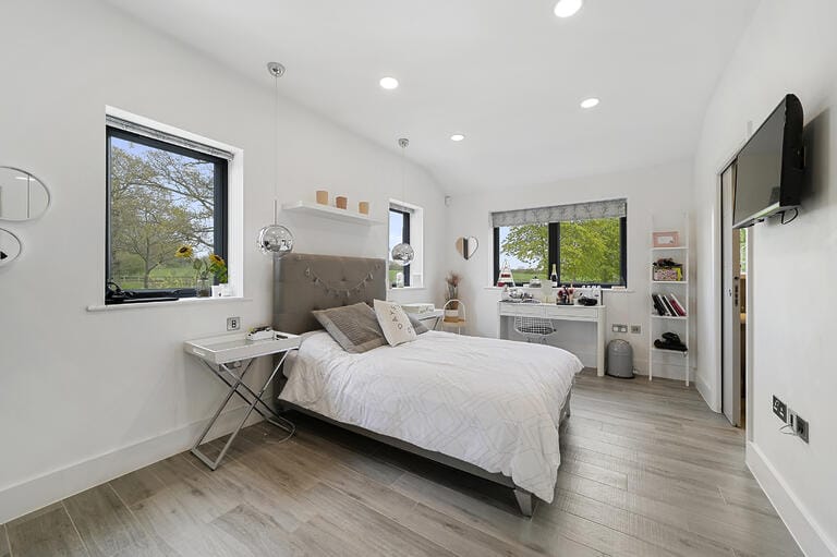 Modern Spacious Family House image 37
