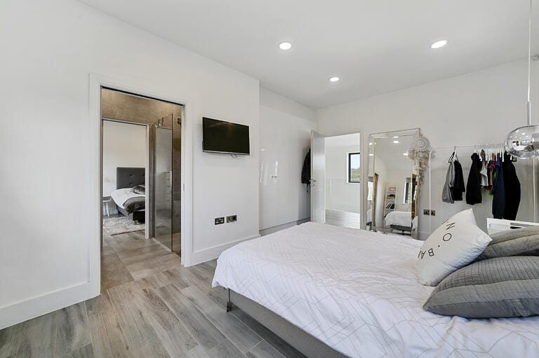 Modern Spacious Family House image 36