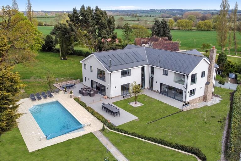 Modern Spacious Family House image 1