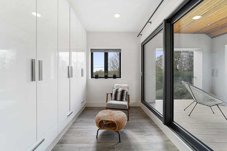 Modern Spacious Family House image 38