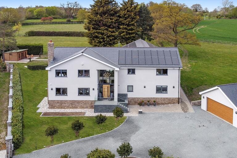 Modern Spacious Family House image 3
