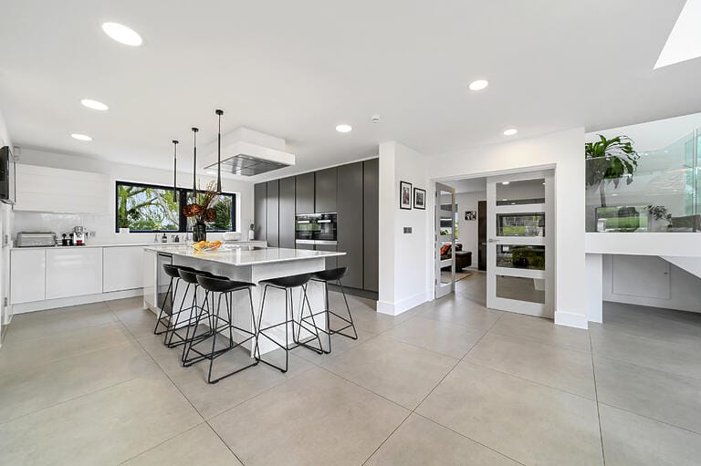 Modern Spacious Family House image 6