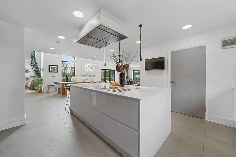 Modern Spacious Family House image 5