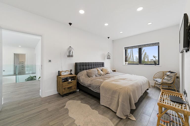 Modern Spacious Family House image 19