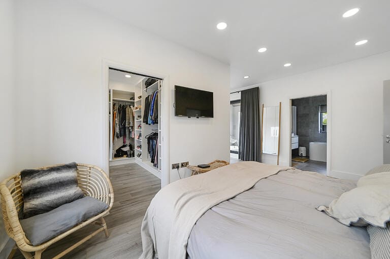 Modern Spacious Family House image 18