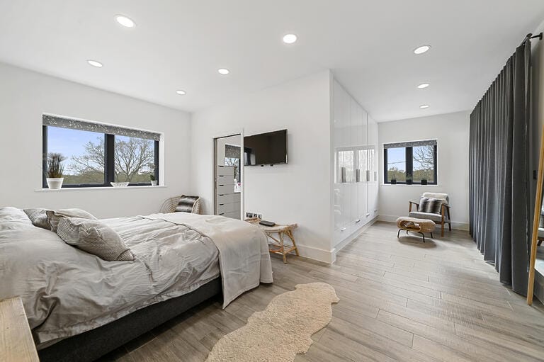 Modern Spacious Family House image 20