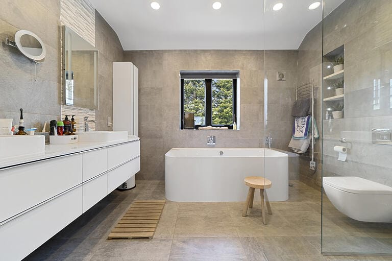 Modern Spacious Family House image 21