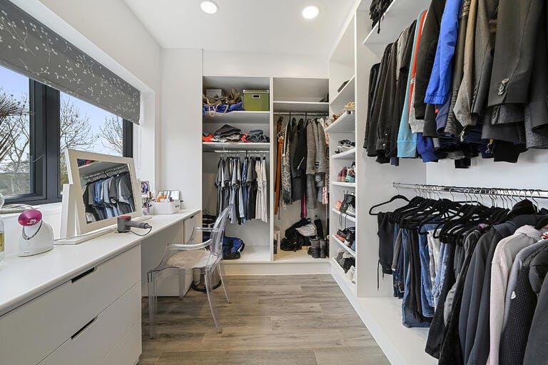 Modern Spacious Family House image 22