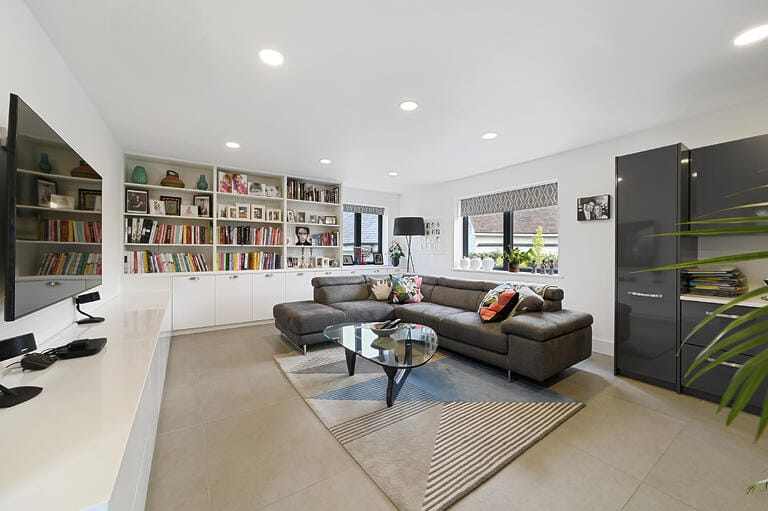 Modern Spacious Family House image 11