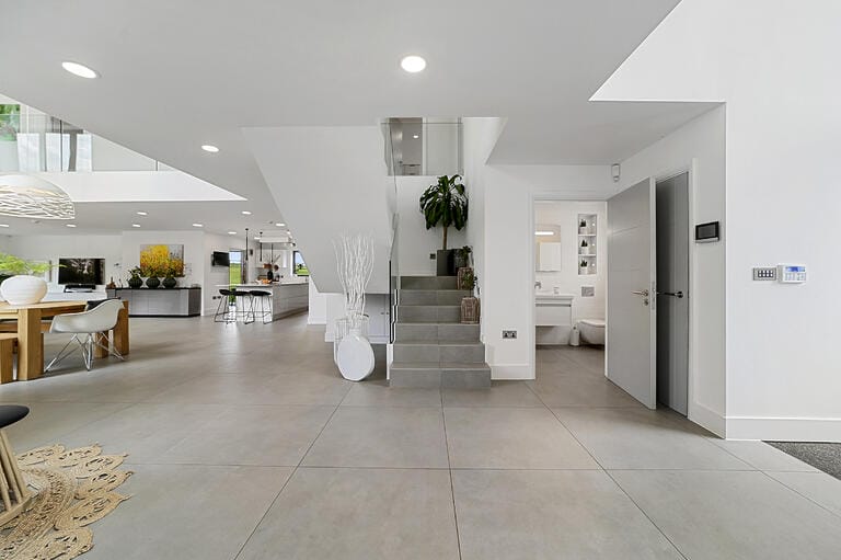 Modern Spacious Family House image 16