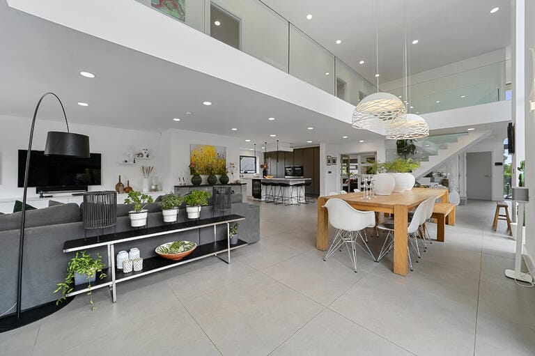 Modern Spacious Family House image 7