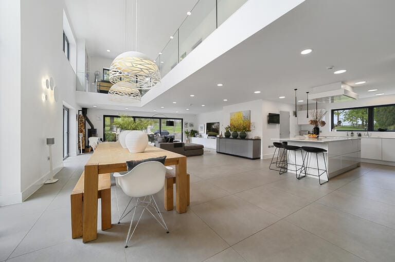 Modern Spacious Family House image 8