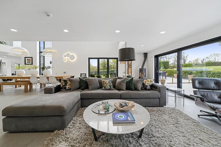 Modern Spacious Family House image 10