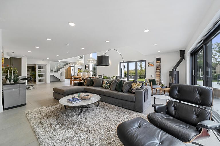 Modern Spacious Family House image 9