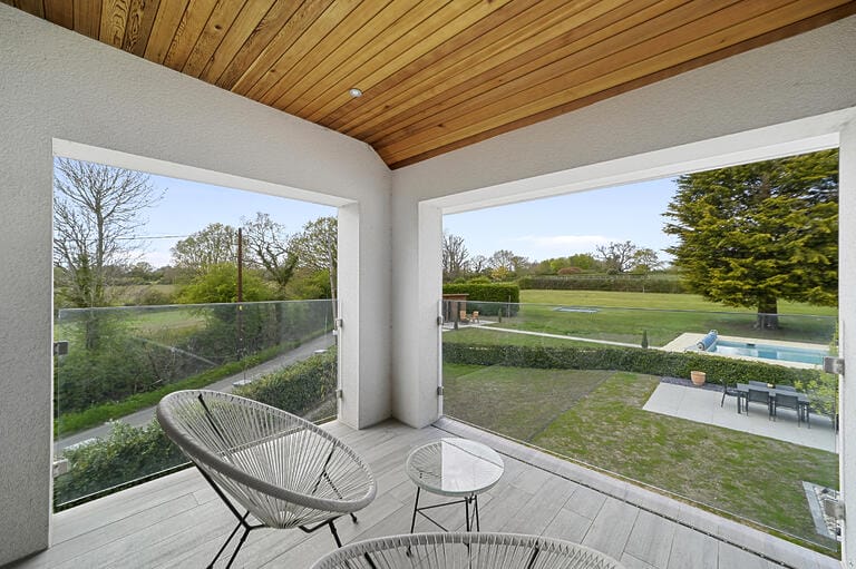 Modern Spacious Family House image 40