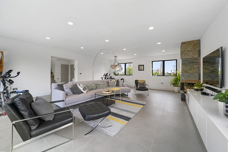 Modern Spacious Family House image 14