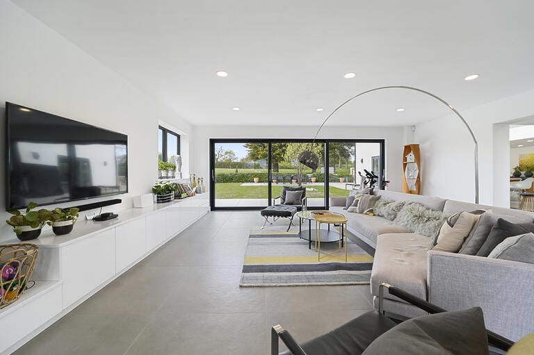 Modern Spacious Family House image 15