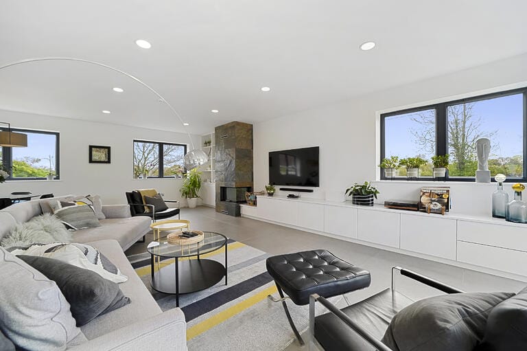 Modern Spacious Family House image 23