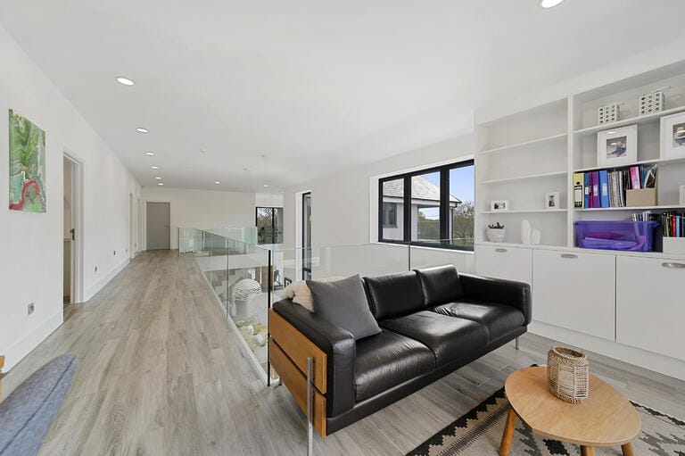 Modern Spacious Family House image 24