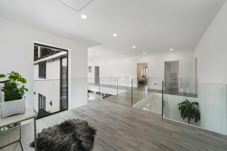 Modern Spacious Family House image 17