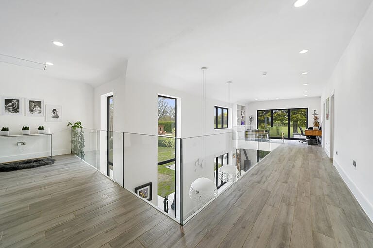 Modern Spacious Family House image 26