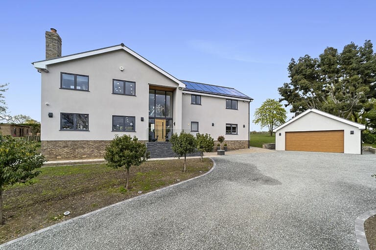 Modern Spacious Family House image 2