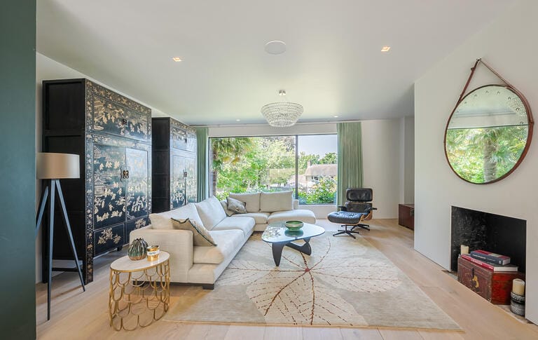 Stunning Modern Design House image 2