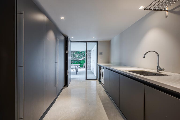 Stunning Modern Design House image 13