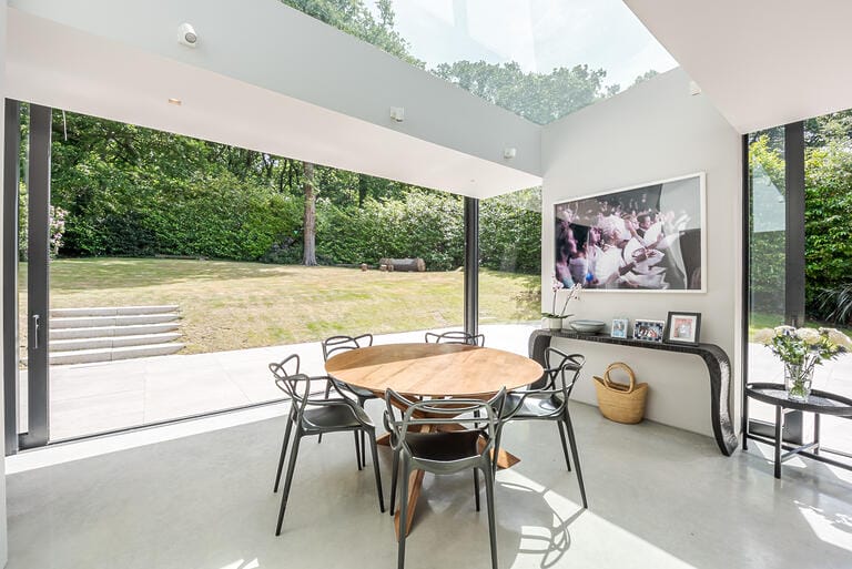 Stunning Modern Design House image 9
