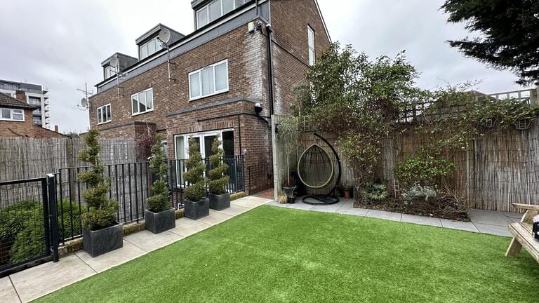 Large Modern Town House in Barnet image 22