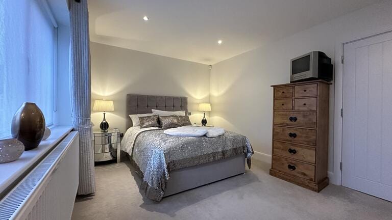 Large Modern Town House in Barnet image 14
