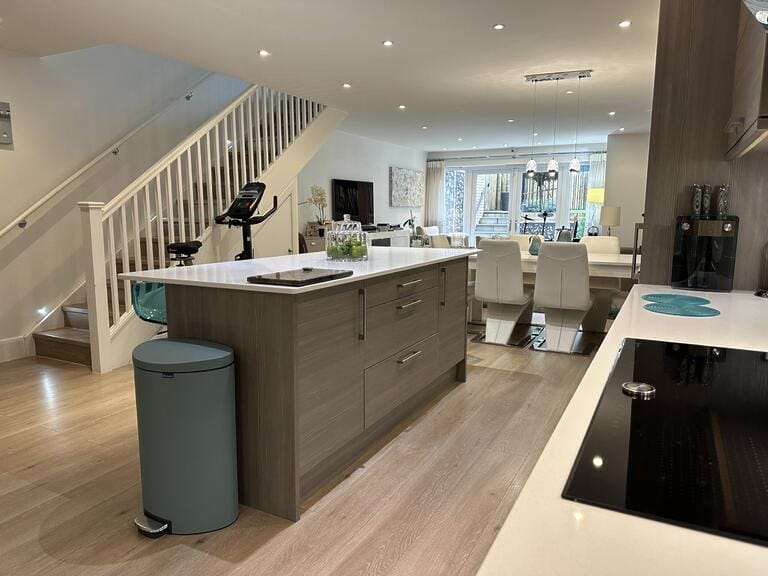 Large Modern Town House in Barnet image 6